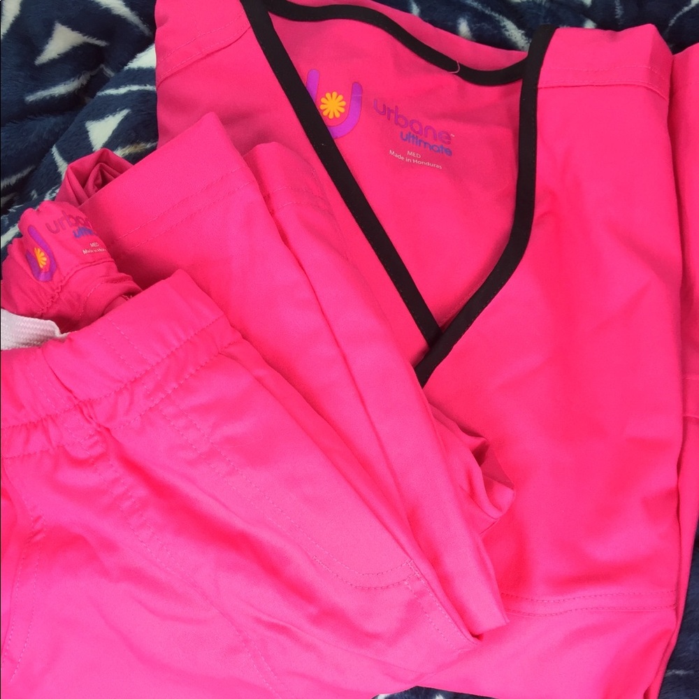 Medium Women’s Urbane Ultimate Scrub Set
